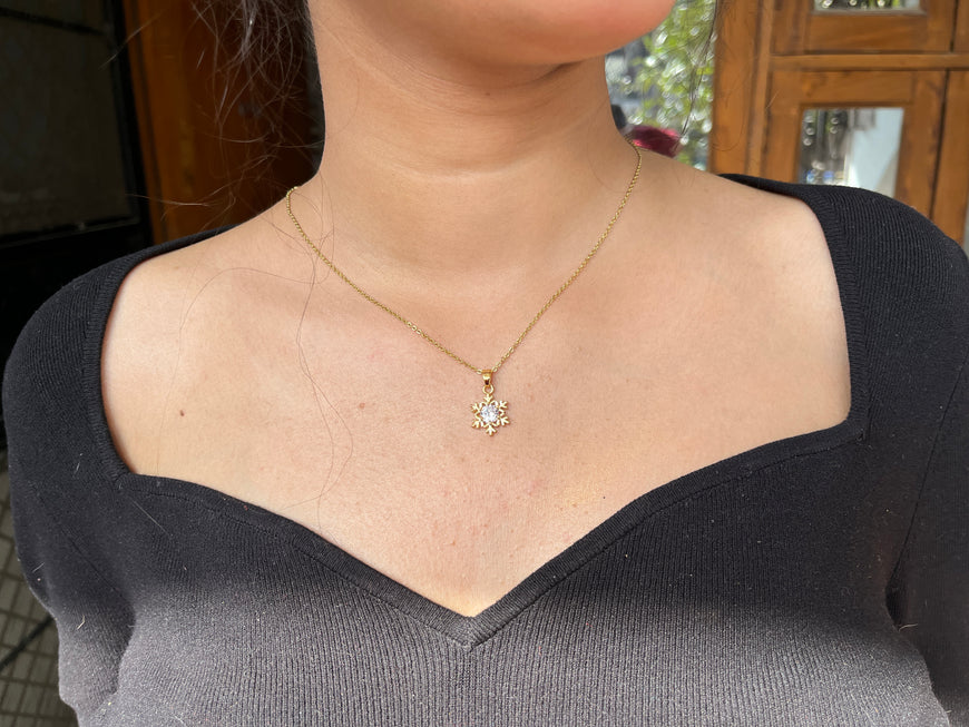 European and American Love Butterfly Wheat Ear Planet Necklace Cross-Border 18K Gold Stainless Steel Flash Diamond Snowflake Zircon Cross Flower Necklace - Snowflake