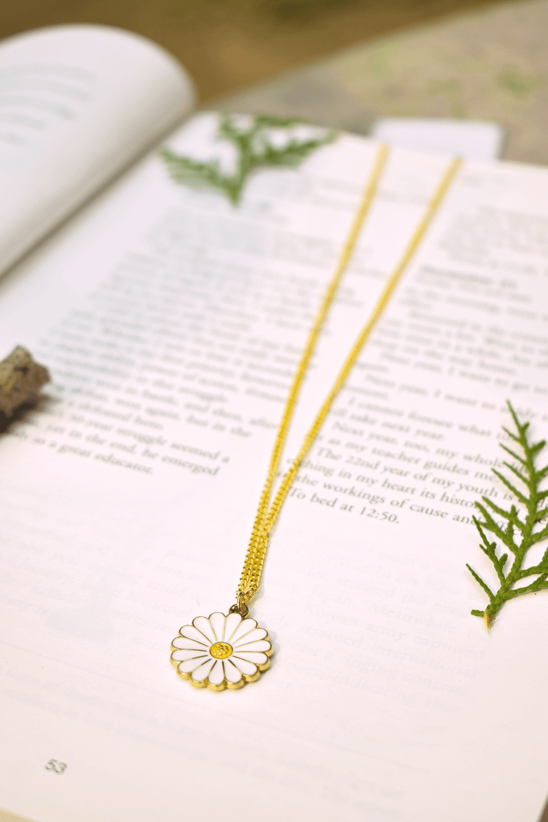 Full Daisy pendant with Golden Chain