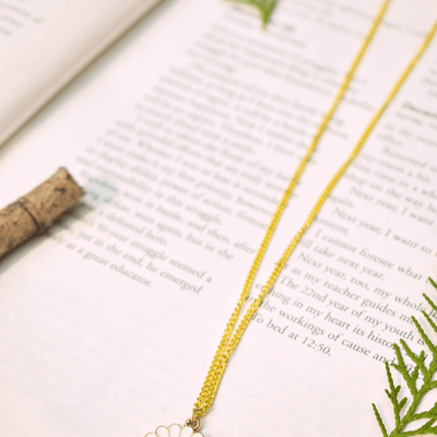 Full Daisy pendant with Golden Chain