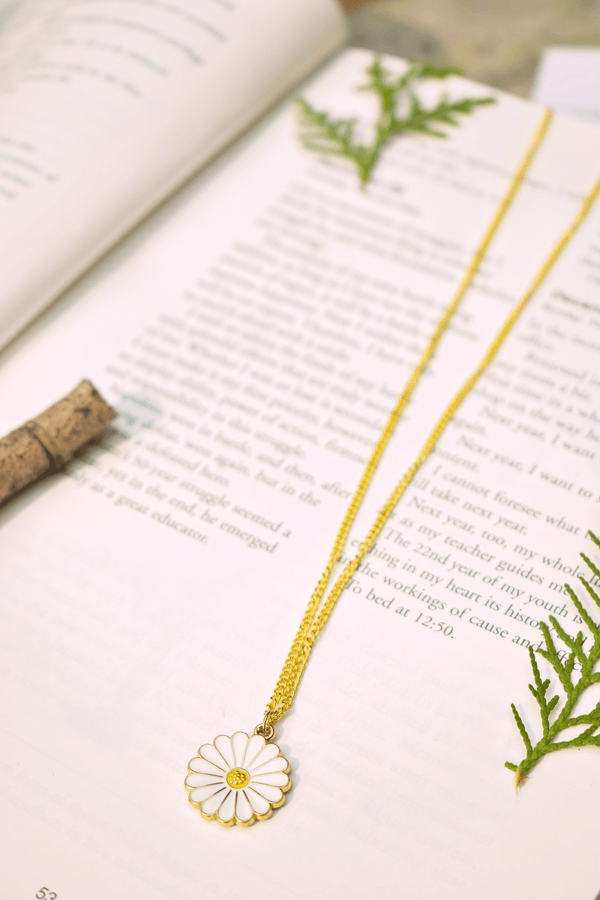 Full Daisy pendant with Golden Chain